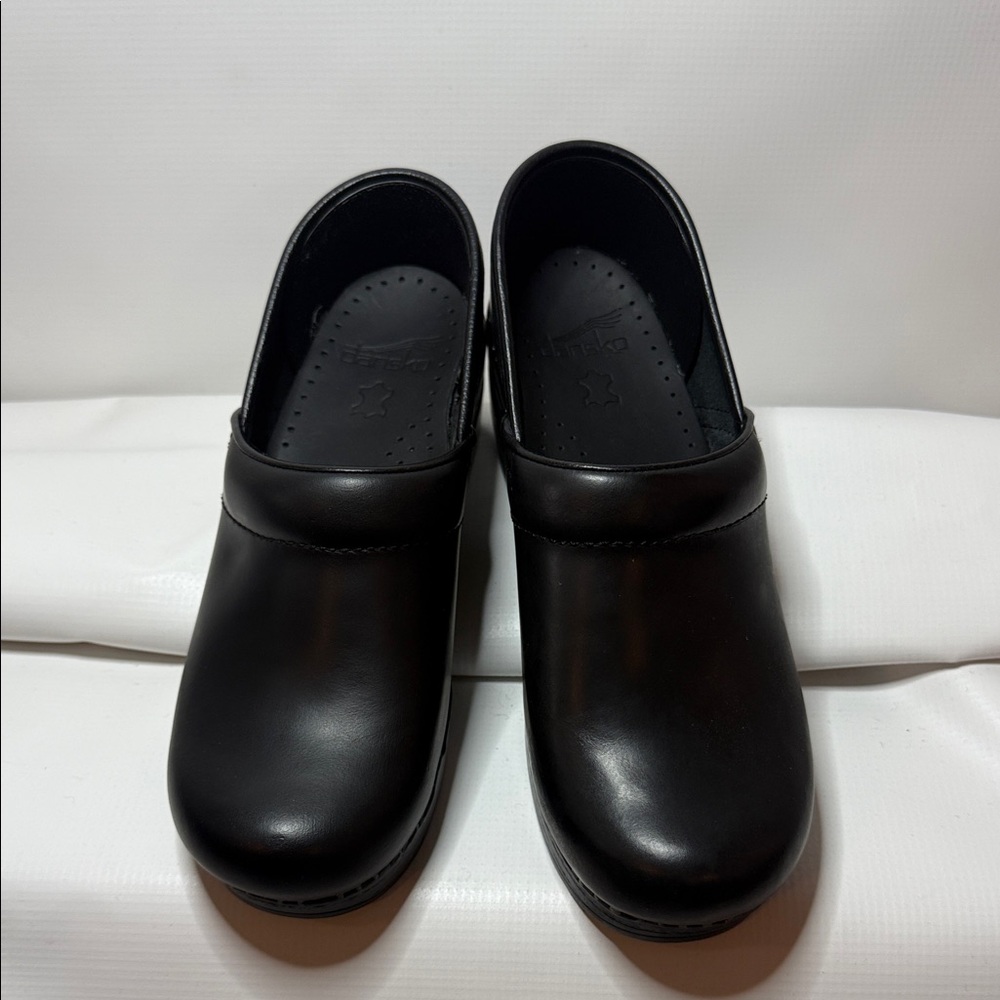 Dansko Professional Cabrio Black Leather Mules left foot larger than right